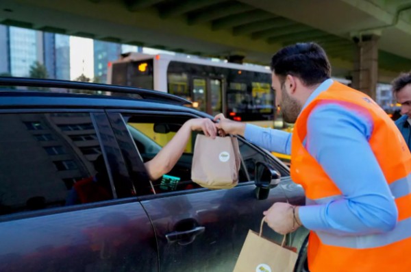 AK Parti Gençlik Kolları İstanbul trafiğinde kalan vatandaşın imdadına yetişti